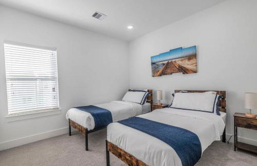 Modern Luxury retreat in downtown - Photo 8