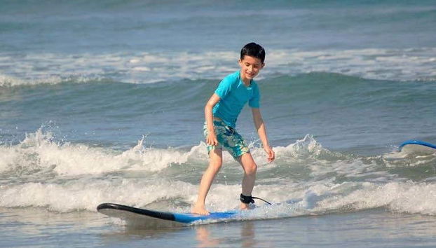 Un bambino sulla tavola