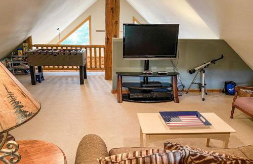 Secluded Log Cabin with Views & Hot Tub, Foosball, Wood Stove - Heavenly Homestead - Foto 25