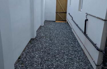 Modern Central Apartments with Balcony - Photo 15