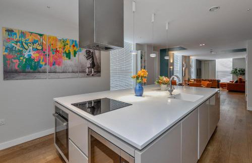 MK CITY CENTRE, THE DIAMOND SUITE, FREE Parking Space, PREMIUM SPACIOUS Apartment with FOOSBALL TABLE - Foto 3