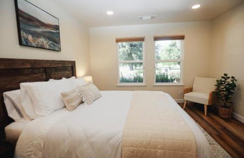 Riverfront Beauty with Pickle Ball Court - Foto 40