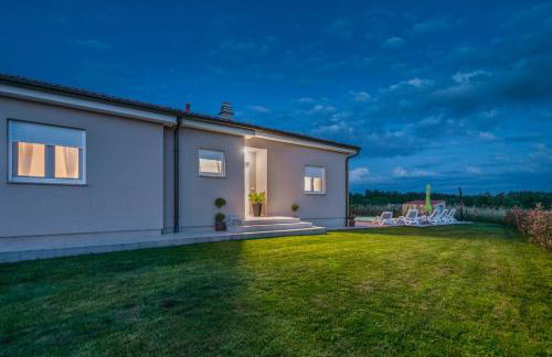 Family holiday house with private pool and playground - Foto 62