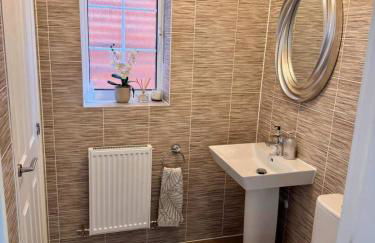 The Grand 4-Bed Ebbsfleet Home - Big Garden & Parking Space, Near Bluewater - Foto 12