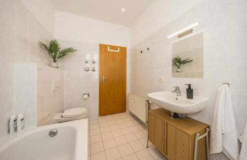 LeHaStays - Apartment Buckau 15 I 2 Zimmer I voll ausgestattete Küche I Balkon I Smart TV - Photo 7