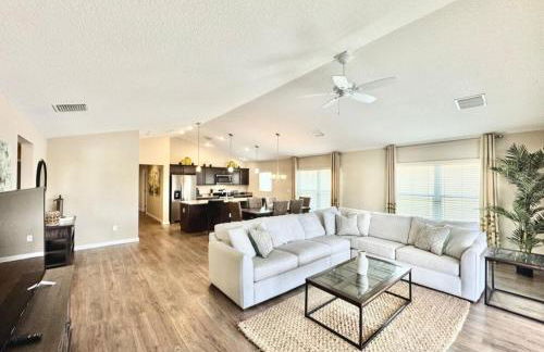 Cozy Oasis in Prime Location with Sunset Lake View, Golf Cart and Bathtub - Foto 37