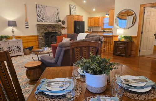 Riverfront Little Red Cabin, World-class Trout Fishing, Views & Boat Access - Foto 8