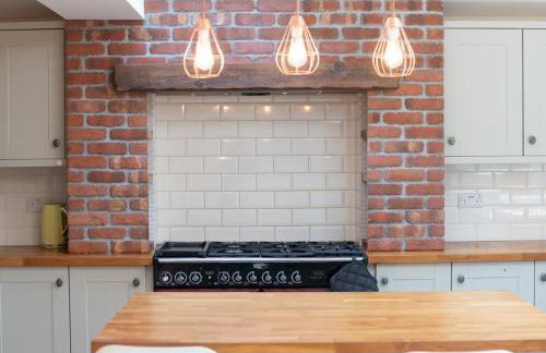 Pass the Keys Stunning Spacious Chessington Gem with Parking - Photo 15