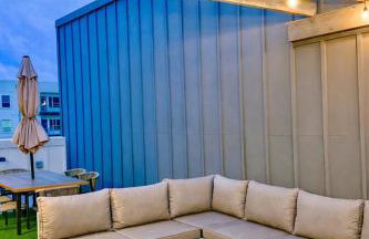 Modern Dallas Townhome with Private Rooftop, City View, Private Parking & Grill - Photo 24