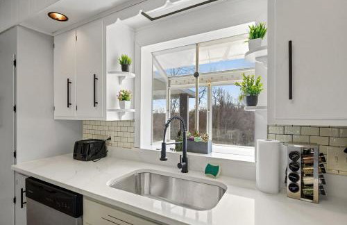 Comfort, Fun, & Charming - 5BR Oasis with Pool - Foto 39