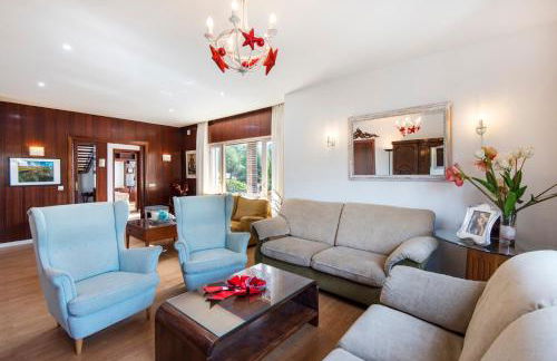 Queen Fabiola Villa, spacius home with private Pool in east Malaga - Photo 14