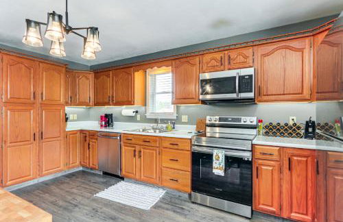 Walk to Town Charming Unit with Balcony in Bedford! - Foto 11