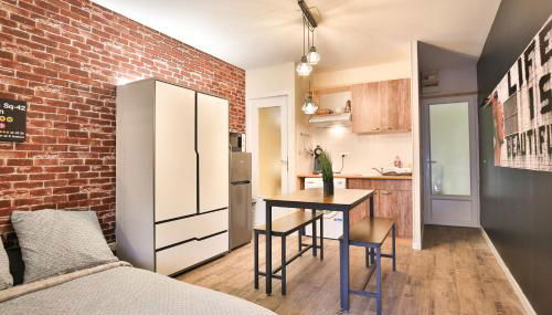 Big Apple - Studio paisible - parking gratuit - 2 personnes - Village Vaux 3 minutes Auxerre - Foto 2, wardrobe