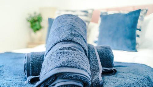 Comfy 3-BR Wirral Home | Free Parking & Wi-Fi - Foto 4, towels