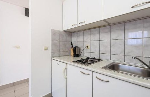 3 Bedroom Cozy Apartment In Prizna - Photo 22