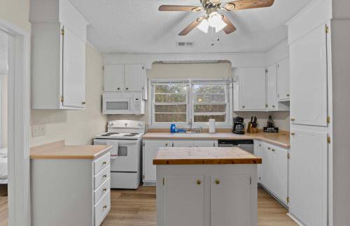 The Mid-Century Hub Close to Everything - Photo 3