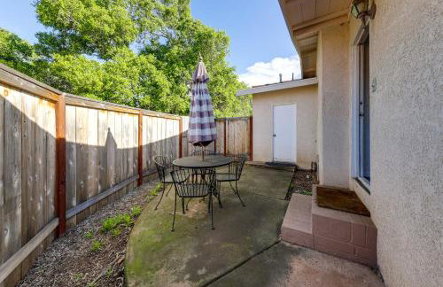 Private Hilltop Getaway with Patio Dogs Welcome! - Foto 3