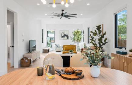 Stylish Home with Firepit Balcony Steps from Austin’s Best Near Rainey St Lady Bird Lake Downtown The Ashlee by AvantStay - Foto 12