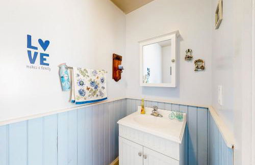 Yard, Porch and Fire Pit! Century-Old Hebron Escape - Foto 14