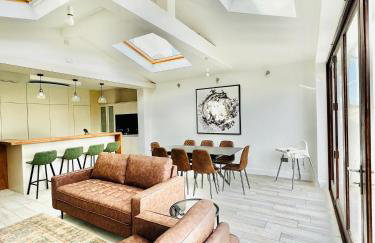 Modern 5 Bed 3 Bath House - Photo 32