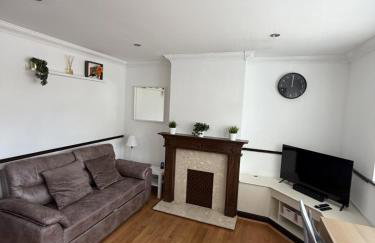 Entire 2 Bed House in London Area - Parking - Sleeps 5 - Foto 1
