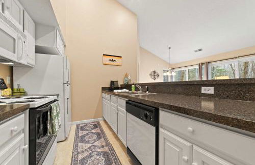 New, Spacious and charming, with a river view, conveniently located near skiing and golf - Foto 18