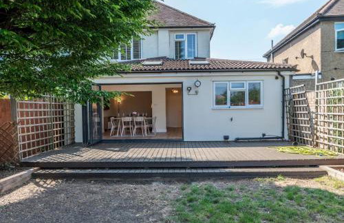 Pass the Keys Stunning Spacious Chessington Gem with Parking - Photo 48