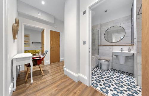 Shortlet Express, Stunning 3 bedroom apartment by Barking station - Foto 18