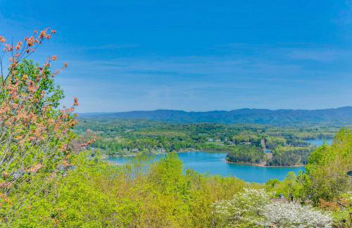 Lake-View Condo with Covered Deck in Hiawassee! - Foto 1