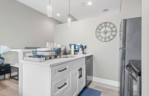 1BR • City Views • Queen + SofaBed • WiFi & 2 TVs - Photo 29