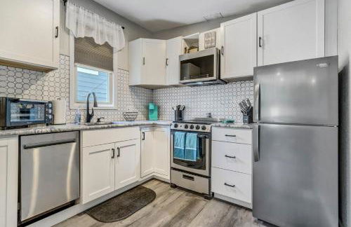 Walkable Downtown Stay with Fire Pit - Foto 3