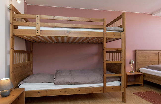 Cushy Holiday Home With Fenced Garden - Photo 3