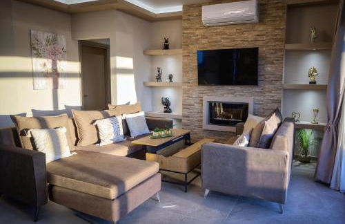 Secluded Luxury Villa w Jacuzzi & Stunning Views - Photo 12