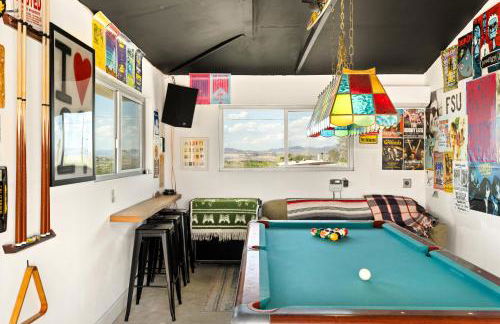 Mid Century Vibes - 2 Min to JTNP - Retro Dive Bar - View - Foto 31