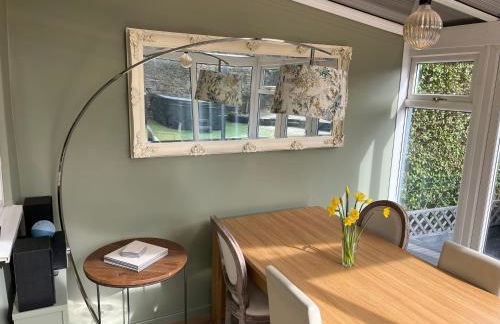 Honeybee Cottage, with a log fire & a hot tub. - Foto 4