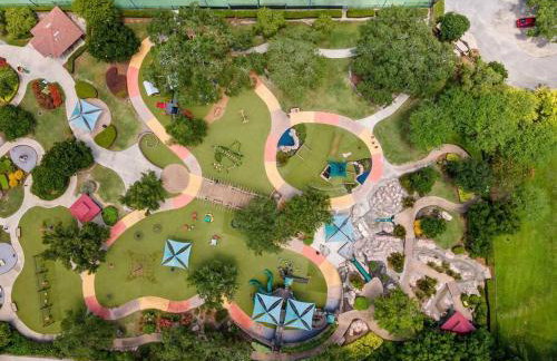 Luxury Heated Pool Home, Hot tub, King bed suite - Foto 31