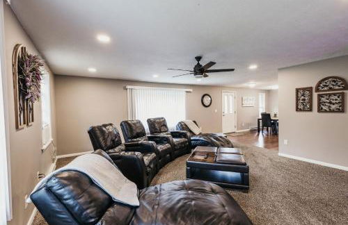 Indoor Hot-Tub! Spacious & Updated MQT Township Home! - Photo 1