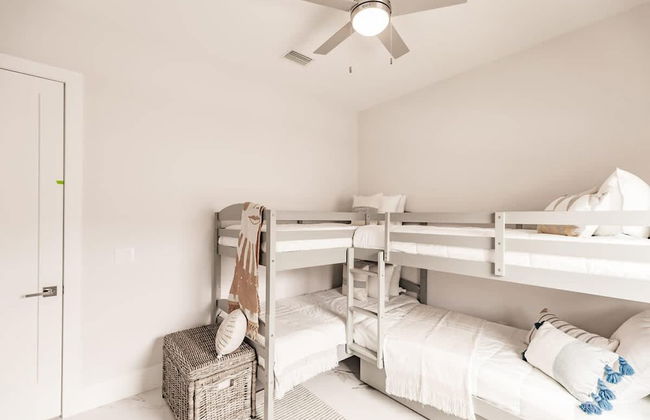 Luxurious Naples 4BR w Pool by Vanderbilt Beach - Photo 33