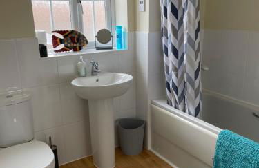 Stunning Large Detached Gloucester, 4 beds, 3 bedroom, 2 bathroom property, Nr Chelt, The Docks and Quays sleeps 6 - Photo 16