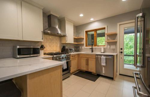 Mountain View 3BR with Sunroom, Close to Ski and Trails - Foto 10