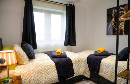 Located in the peaceful NG8 Wollaton , Perfect for Business Trips & Family Holidays or working proffesionals-long term deals, M1 Nearby , Free Parking , Private Garden , 500Mb Wi-Fi , Netflix - Foto 7