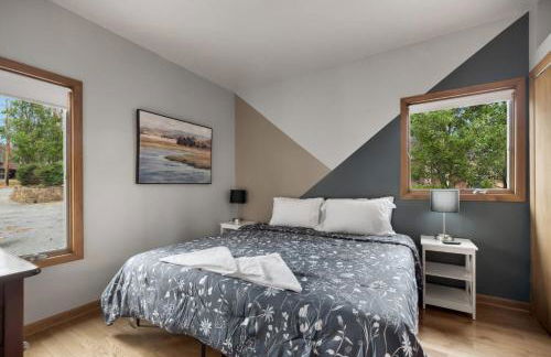 Two Cabins Retreat in Woods Resort - Dog-Friendly - Foto 23