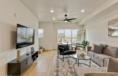 3 Min to DT - 2 Car Garage - Lux Townhome - King Bed - Foto 15