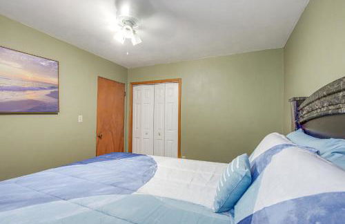 Walk to Park Waterloo Home with Furnished Deck - Foto 18