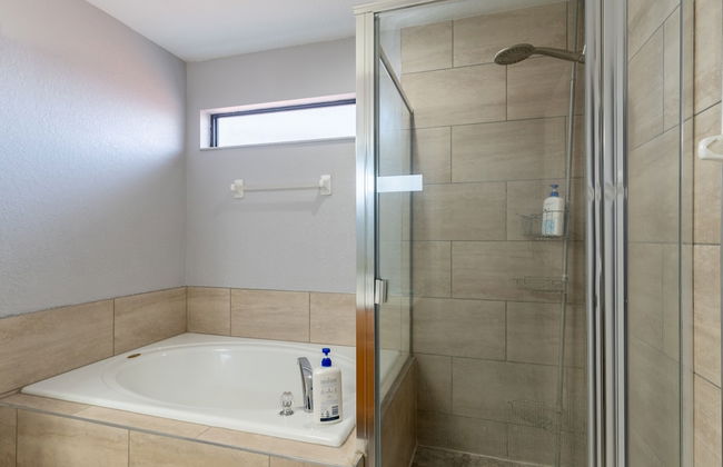 Poolside Serenity Near Disney World 4 Bedroom Home by RedAwning - Foto 22