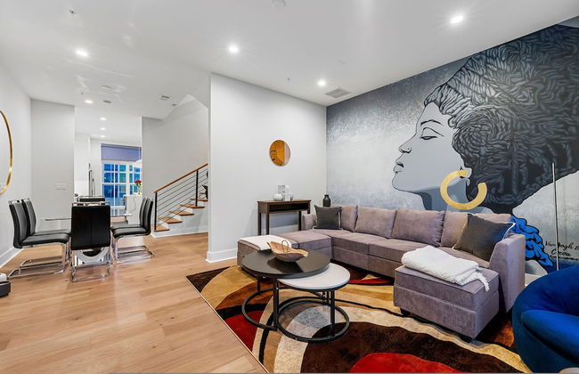 Stylish Midtown Home w Rooftop Views by Silverx - Foto 14