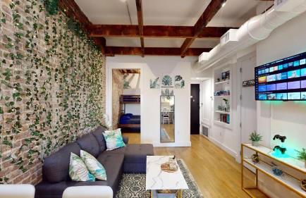 Chic Penthouse with bus stop at doorstep - 15 Minutes to NYC - Foto 2