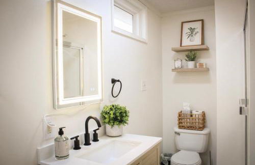 New 1-bedroom Bungalow! 4 miles to CLE - Foto 4