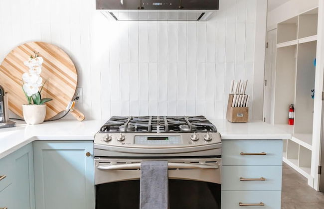 Private Luxury Oasis w Pool HT Parking - Photo 23