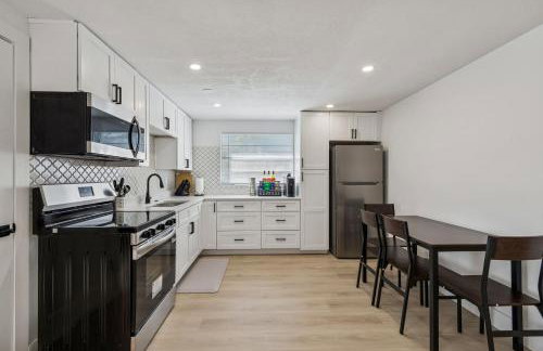 Elegant Largo Retreat, Sleeps 8, 10 Mins to Beach - Foto 14